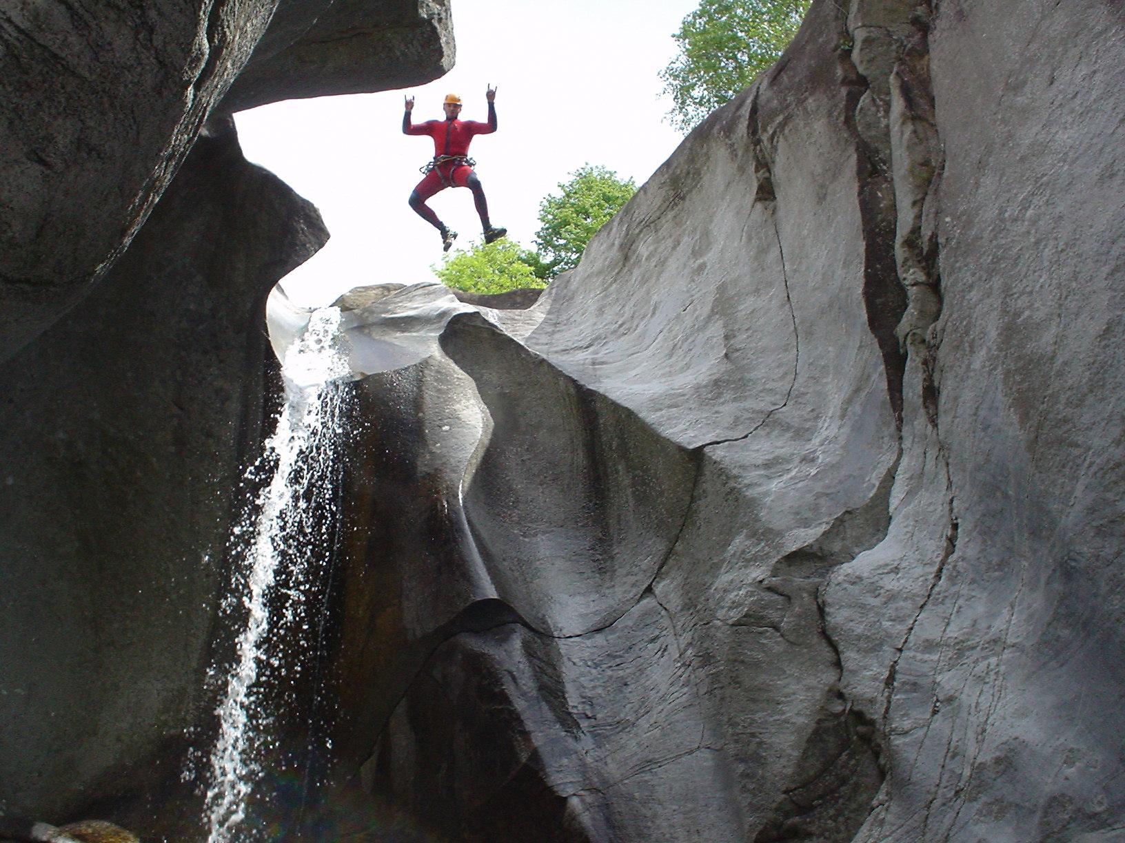 Courageous jump into the canyon, White Mountain