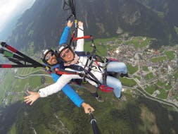 Een klant en haar piloot genieten van de Tandem Paragliden Zillertal in Hintertux met Fly 2095.