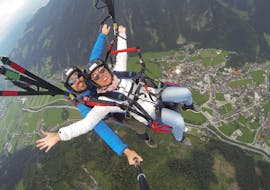 A customer and her pilot enjoying the Tandem Paragliding Zillertal in Hintertux  with Fly 2095.