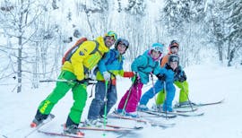 Des enfants font des Cours de ski Enfants (6-14 ans) avec Evolution 2 La Clusaz.