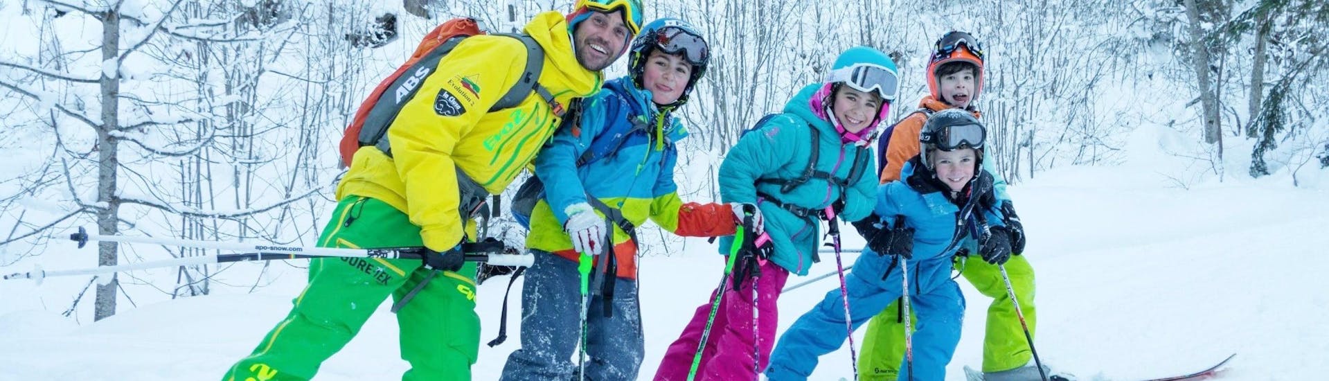 Des enfants font des Cours de ski Enfants (6-14 ans) avec Evolution 2 La Clusaz.