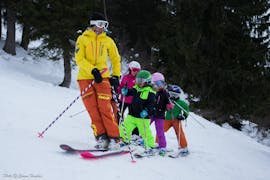 Clases de esquí para niños a partir de 4 años para debutantes con École de ski Evolution 2 La Clusaz.