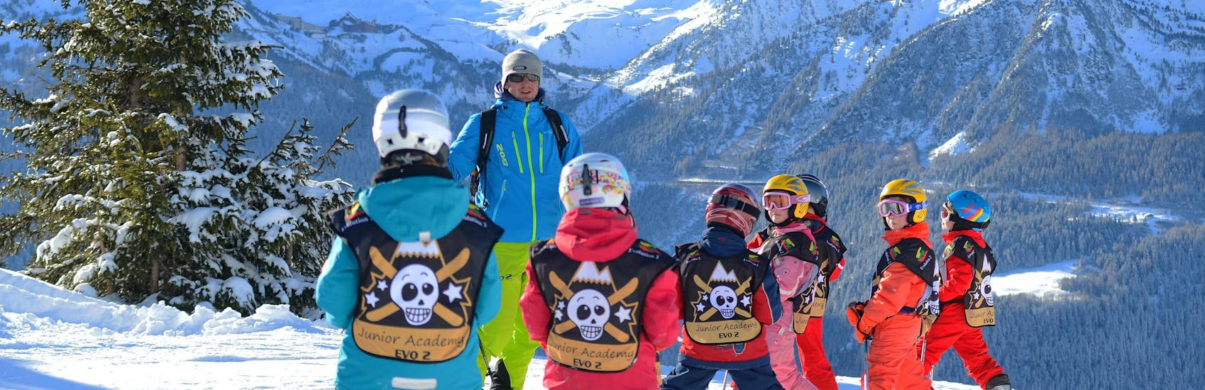 Kleine kinderen doen skilessen voor kinderen (4-5 jaar) voor beginners met Evolution 2 La Clusaz.