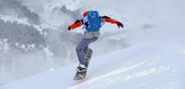 Des personnes font des Cours de snowboard Ados & Adultes pour Débutants avec Evolution 2 La Clusaz.