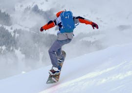 Leute, die Teenager- und Erwachsenen-Snowboardkurse für Anfänger bei Evolution 2 La Clusaz machen.