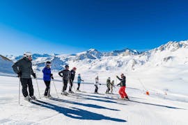 Des personnes font des Cours de ski Adultes pour Débutants avec Evolution 2 La Clusaz.