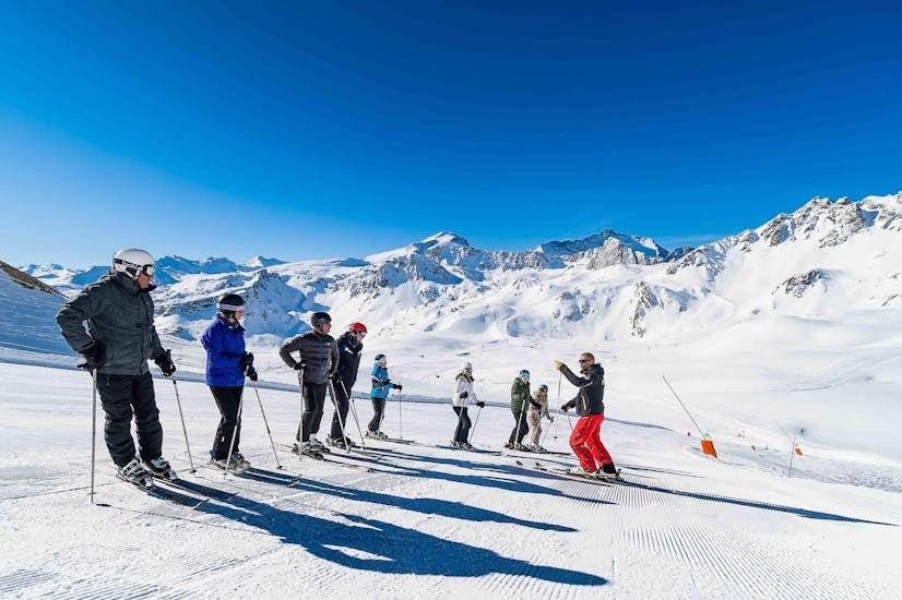 Mensen volgen skilessen voor volwassenen voor beginners met Evolution 2 La Clusaz.