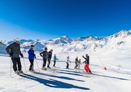 Mensen volgen skilessen voor volwassenen voor beginners met Evolution 2 La Clusaz.
