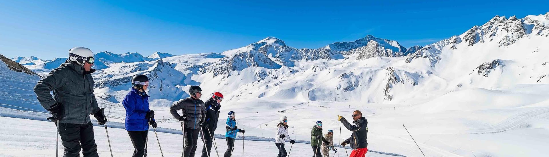 Des personnes font des Cours de ski Adultes pour Débutants avec Evolution 2 La Clusaz.