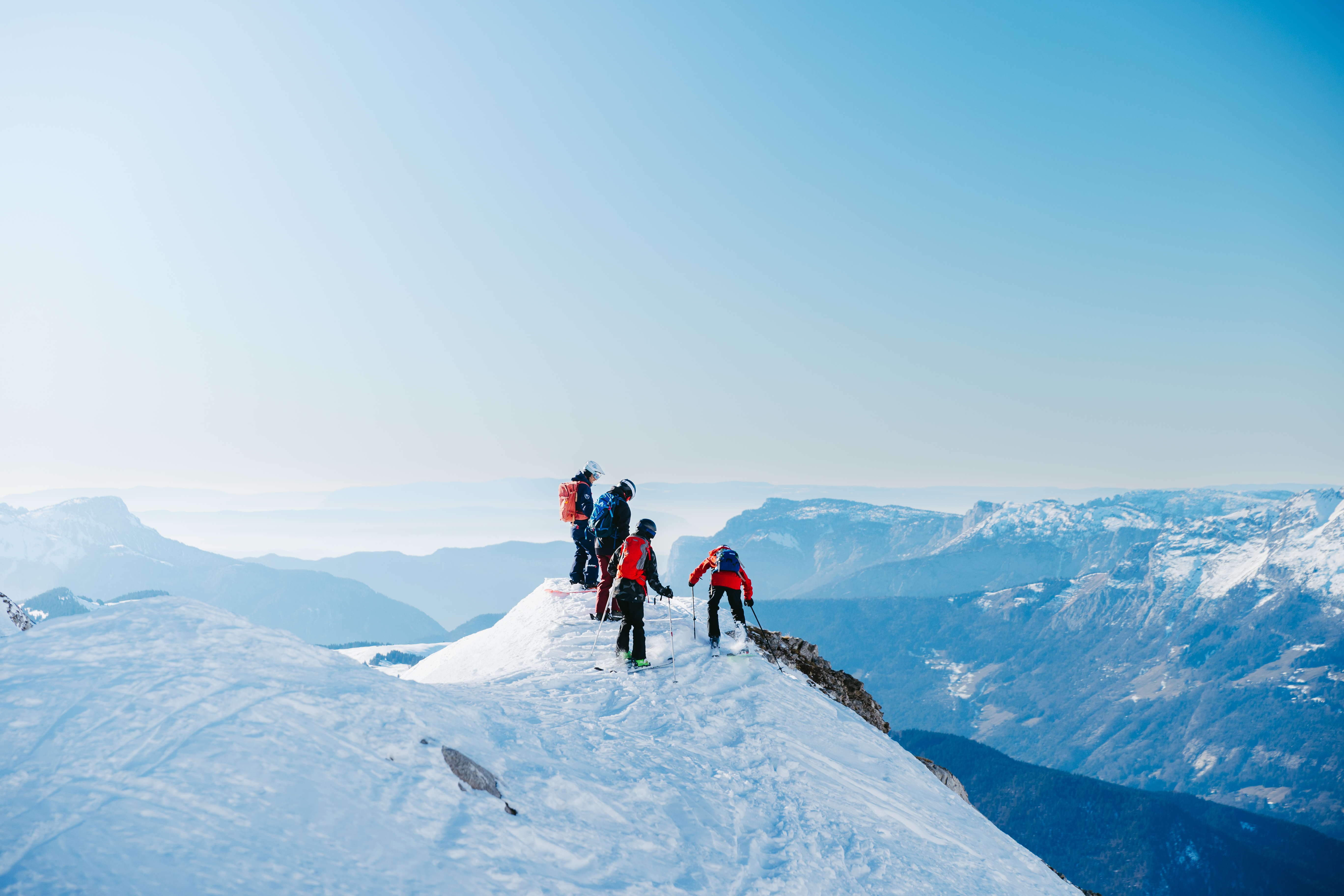Skieurs durant leur Cours particulier de ski freeride pour Skieurs expérimentés avec Evolution 2 La Clusaz.