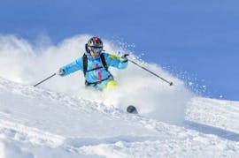 Een man die privé off-piste skilessen geeft voor ervaren skiërs met Evolution 2 La Clusaz.