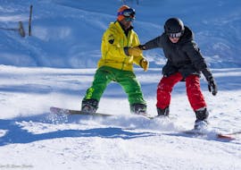 Des adultes font un Cours particulier de snowboard pour Tous niveaux - Février avec Evolution 2 La Clusaz.