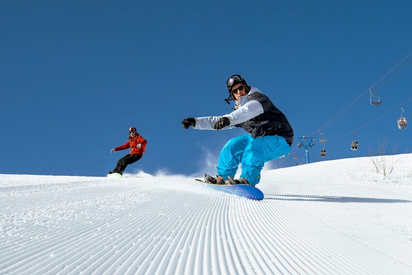 Mensen doen privé snowboardlessen voor alle niveaus - februari met Evolution 2 La Clusaz.