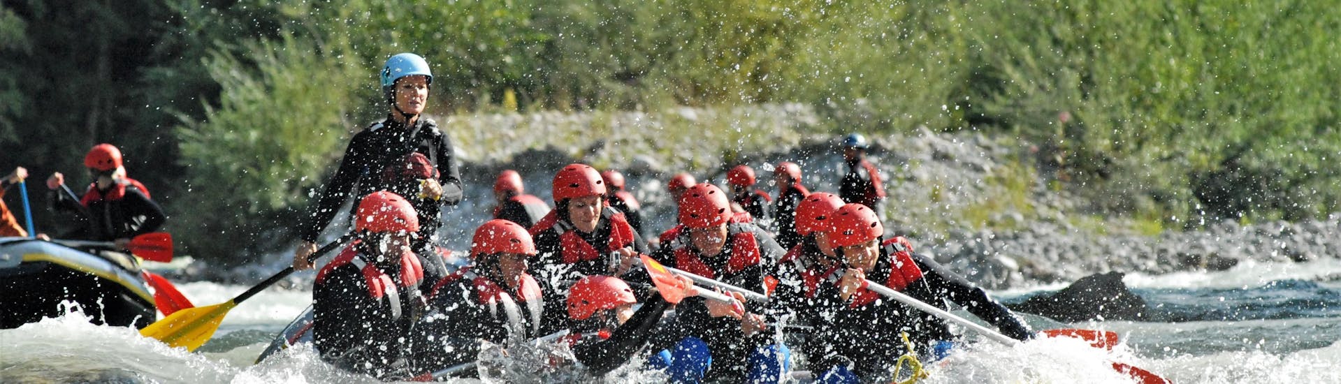 The guests of outdoor center Baumgarten have a lot of fun during the rafting on the Saalach river in Schneizlreuth.