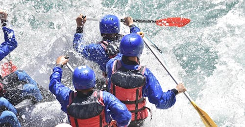 Rafting auf der Saalach für Junggesellenabschiede mit Outdoor Center Baumgarten Schneizlreuth Beim Rafting auf der Saalach für Junggesellenabschiede haben die Teilnehmer viel Spaß mit dem Team des Outdoorzentrums Baumgarten in Schneizlreuth.