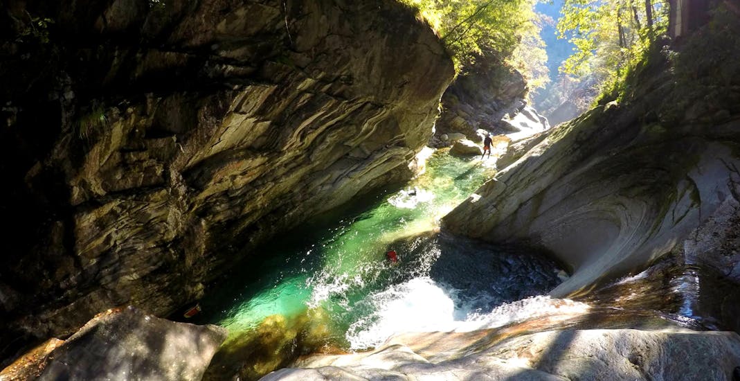 The sun shines in a beautiful natural pool of the Taxaklamm where the Canyoning Tour "Narrow Aquasplash" operated by CIA Canyoning in Austria & more.