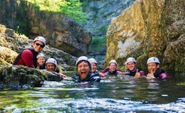 De deelnemers aan de Canyoning voor beginners van Outdoorcentrum Baumgarten genieten van hun tijd in het water van de Almbachklamm in Schneizlreuth.