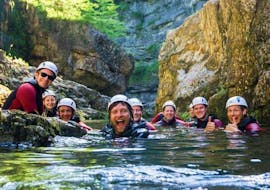 De deelnemers aan de Canyoning voor beginners van Outdoorcentrum Baumgarten genieten van hun tijd in het water van de Almbachklamm in Schneizlreuth.