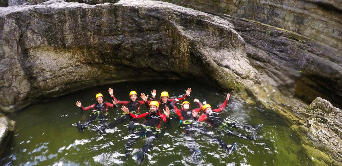 Eine Gruppe von Männern, die sich in einem Naturbecken ausruht, nachdem sie ihren Junggesellenabschied bei einer Canyoning Tour von CIA Canyoning in Österreich & more Adventures gefeiert hat.