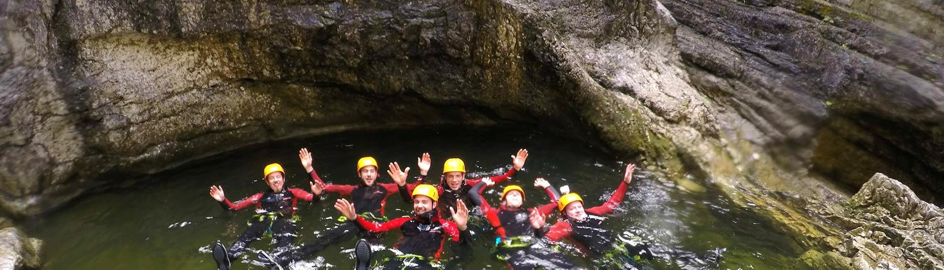 Een groep mannen ontspant in een natuurlijk zwembad na het vieren van hun vrijgezellenfeest met een Canyoning tour door CIA Canyoning in Austria & more Adventures.
