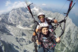 Bild von zwei Personen am Himmel beim Tandem Paragliding in Garmisch-Partenkirchen - Early Bird mit Aerotaxi Garmisch-Partenkirchen.
