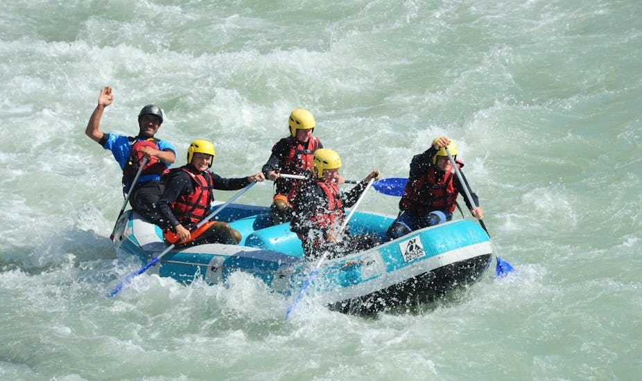 Participants of the Rafting "Cocktail" tour on the Durance with Latitude Rafting are enjoying their time on the water.