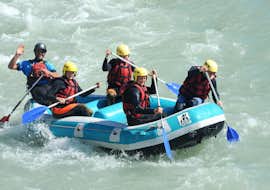 rafting-cocktail-durance-latitude-rafting Participants of the Rafting "Cocktail" tour on the Durance with Latitude Rafting are enjoying their time on the water.