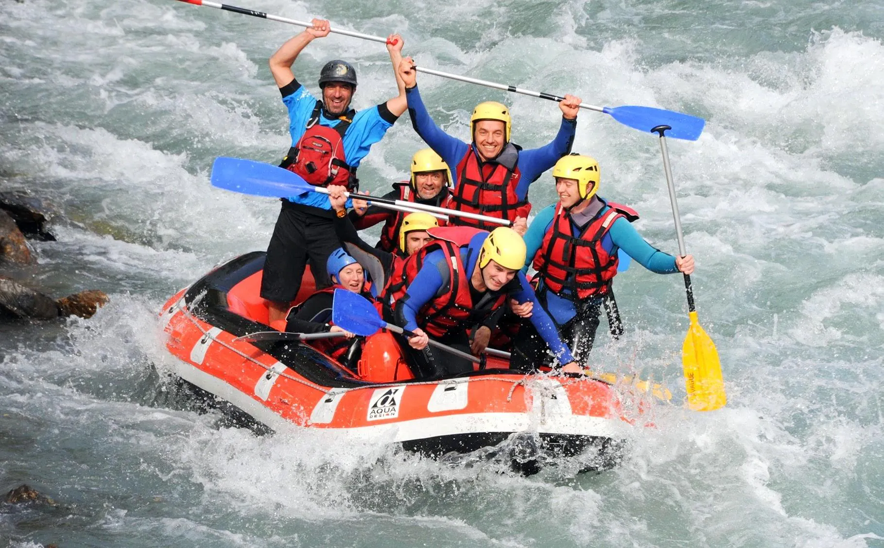 rafting-classic-durance-latitude-rafting Participants of the Rafting "Classic" tour on the Durance with Latitude Rafting are enjoying their time on the water.