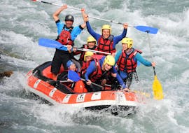 Participants of the Rafting "Classic" tour on the Durance with Latitude Rafting are enjoying their time on the water.