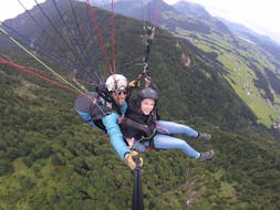 Eine Frau genießt ihren Tandem-Gleitschirmflug beim Tandem-Gleitschirmflug vom Unterberghorn - Höhenflug mit Airtaxi Kössen.