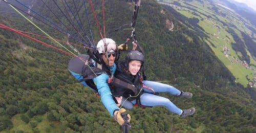 Volo in alta quota in parapendio biposto a Kössen (da 14 anni) - Entenlochklamm con Airtaxi Kössen Volo in alta quota in parapendio biposto a Kössen (da 14 anni) - Entenlochklamm con Airtaxi Kössen.