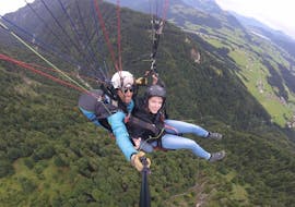 Eine Frau genießt ihren Tandem-Gleitschirmflug beim Tandem-Gleitschirmflug vom Unterberghorn - Höhenflug mit Airtaxi Kössen.