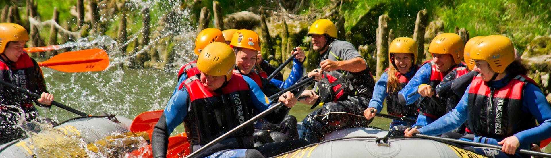A boat full of people during Rafting on the Tiroler Ache River for Families in Kirchdorf with Mountain High Adventure Center Tirol.