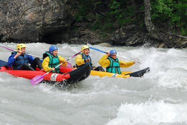 Participants of the Canoë "Hotdog" tour on the Durance with Latitude Rafting are enjoying their time on the water.