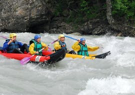 Participants of the Canoë "Hotdog" tour on the Durance with Latitude Rafting are enjoying their time on the water.