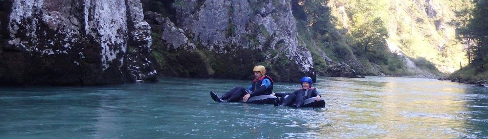 Zwei Menschen beim Wildwasser Tubing auf der Tiroler Ache in Kirchdorf mit Mountain High Adventure Center Tirol.