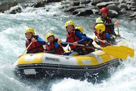 A group of 6 people including children during the Rafting on the Ubaye River for Families with Rapid'Eau Ubaye.