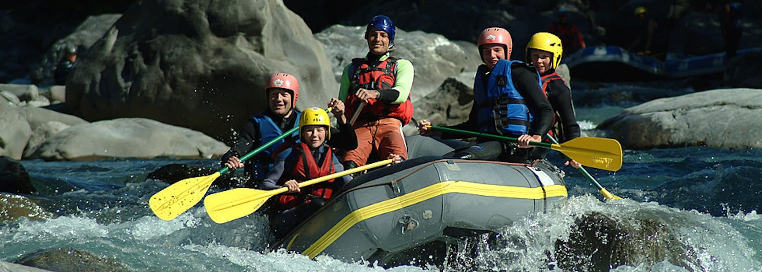 A group of 5 people including children during the Rafting on the Ubaye River for Families with Rapid'Eau Ubaye.