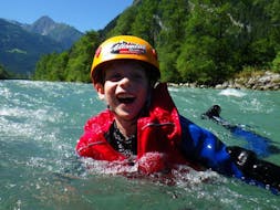 Ein Kind hat Spaß im Wasser während des Rafting auf dem Ziller bei Mayrhofen für Familien mit Actionclub Zillertal.