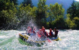 Das Raft mit den Teilnehmern kämpft sich durch einen actionreichen Abschnitt während des Power Rafting im 4er Raft auf dem Ziller mit dem Actionclub Zillertal.