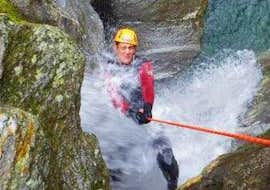 XL Canyoning in der Zemmschlucht bei Mayrhofen mit Actionclub Zillertal Ein Mann beim abseilen bei einem Wasserfall während des XL Canyoning in der Zemmschlucht bei Mayrhofen mit Actionclub Zillertal.
