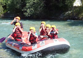 A group of kids is laughing during the Rafting for kids activity on the Higher Guisane with Eaurigine.