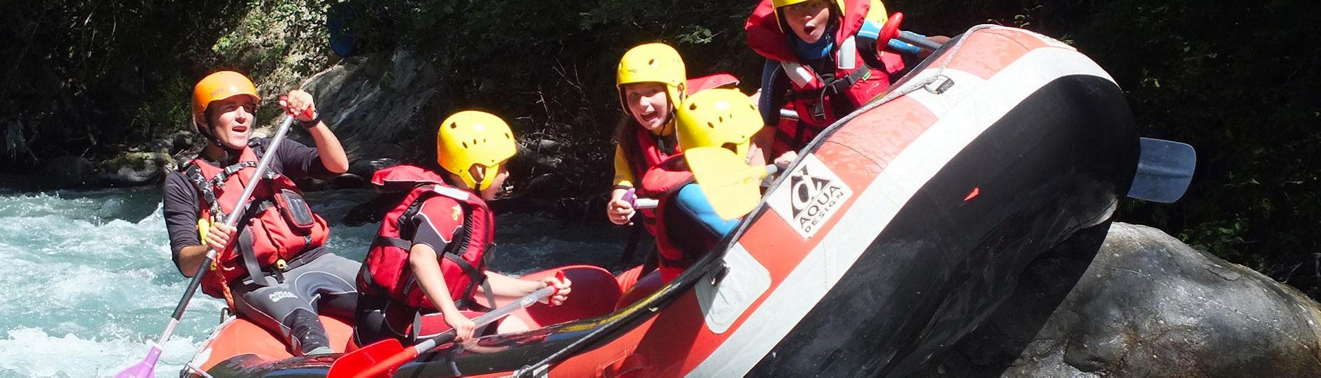 A group of children laughing during the children's rafting activity on the Haute Guisane with Eaurigine.