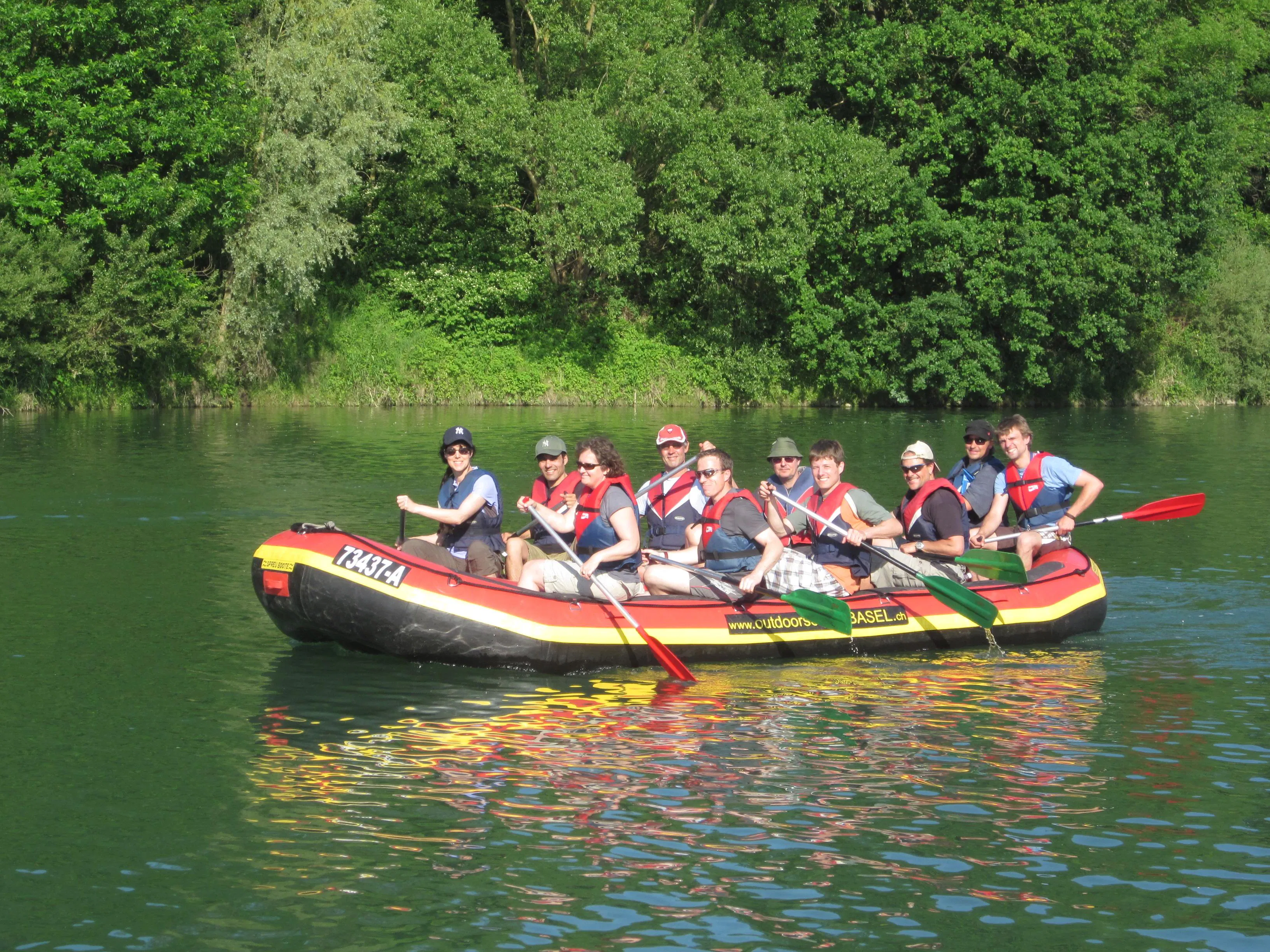 Rafting "Soft" - Rhein mit Black Forest Magic Outdoorschule Gruppenbild der Teilnehmer des Rafting "Soft" - Rhein mit der Black Forest Magic Outdoorschule.