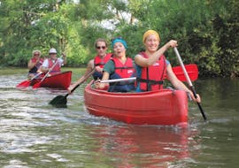 Mensen die zich inspannen tijdens de kanotocht - Rijn met Black Forest Magic Outdoorschule.