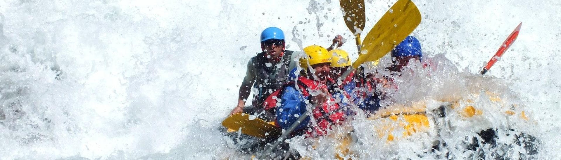 A group of people is caught in rapids during their Rafting on the Lower Guisane - Sport with Eaurigine.