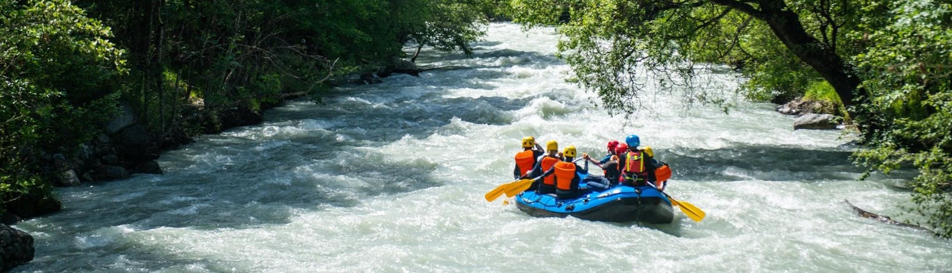 A group of people is paddling during the Rafting activity for a full day on the Guisane with Eaurigine.
