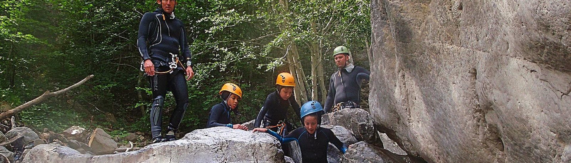 Un petit groupe de personnes découvrent l'activité de canyoning dans le canyon du Fournel avec Eaurigine.