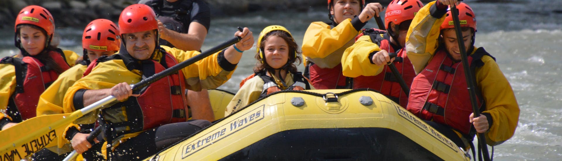Eine Gruppe in einem Boot beim Rafting auf dem Fluss Noce im Val di Sole - Familientour mit Extreme Waves.