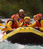 Een groep mensen in een boot tijdens het raften op de Noce River in Val di Sole - Familie tour met Extreme Waves